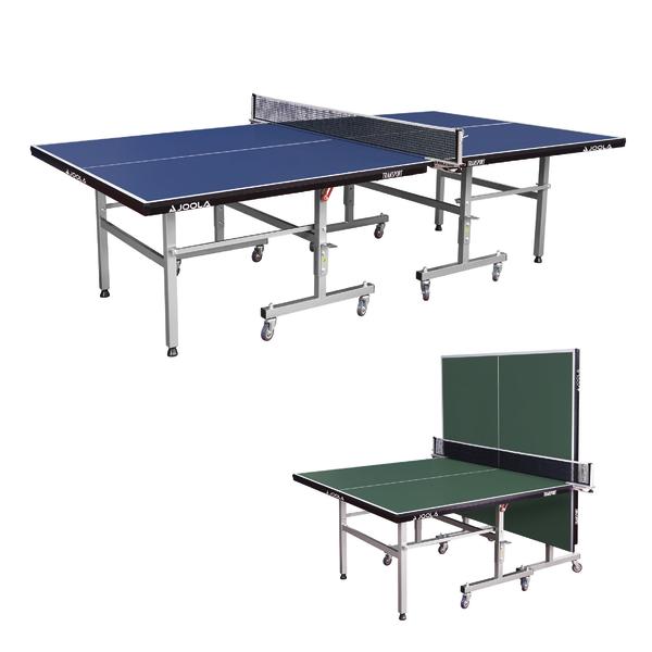 Blaue und grüne Tischtennisplatte mit Netz und klappbarem Design auf Rollen.