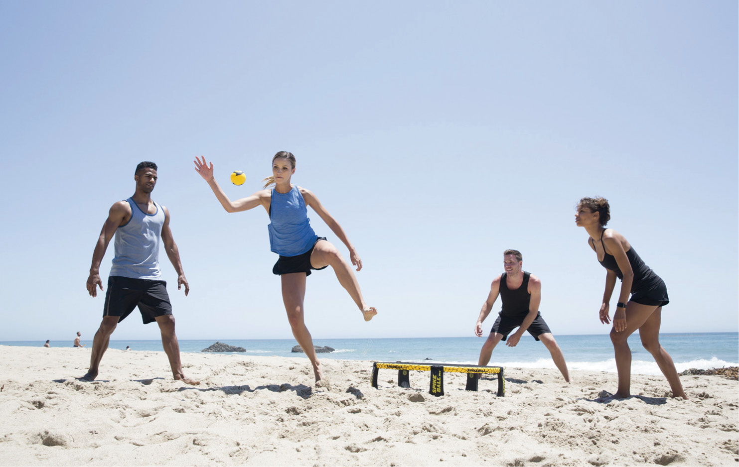 Frau schlägt Ball auf den Spikeball-Rahmen