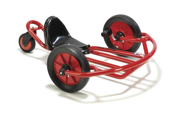 Dreirädriges Kinderfahrzeug mit rotem Metallrahmen und schwarzem Sitz, ohne Pedale.