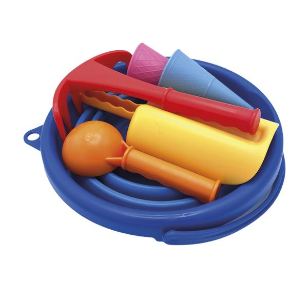 Buntes Sandspielzeug-Set mit Eimern, Förmchen und Schaufeln aus Kunststoff.