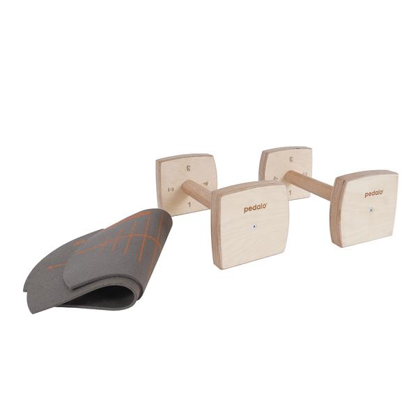Pedalo Balancierbalken aus Holz mit grauer Übungsmatte für Gleichgewichtstraining.