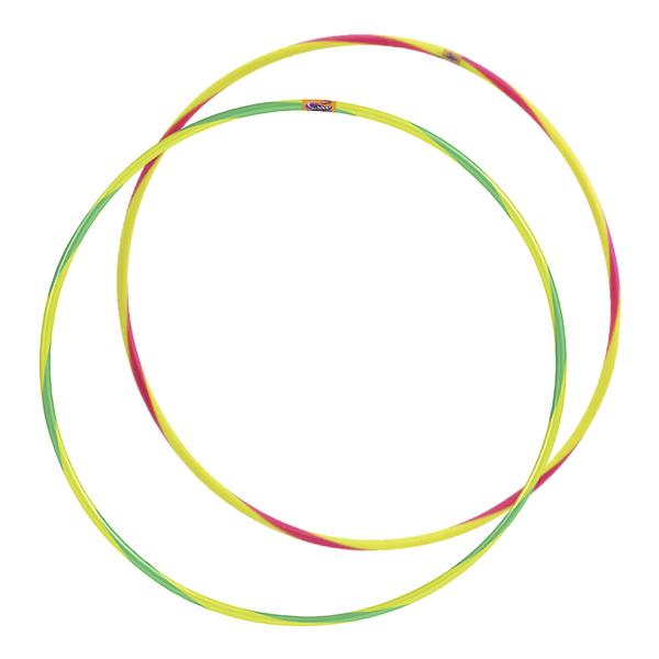 Zwei bunte Hula-Hoop-Reifen in Gelb, Grün und Rot auf weißem Hintergrund.