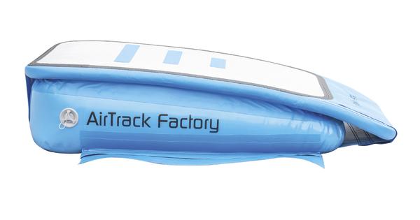 Aufblasbare AirTrack Matte in Blau und Weiß, seitliche Ansicht mit Logo "AirTrack Factory"