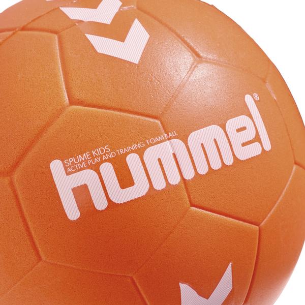 Oranger Hummel Trainings- und Spielball aus Schaumstoff für Kinder, Nahaufnahme.